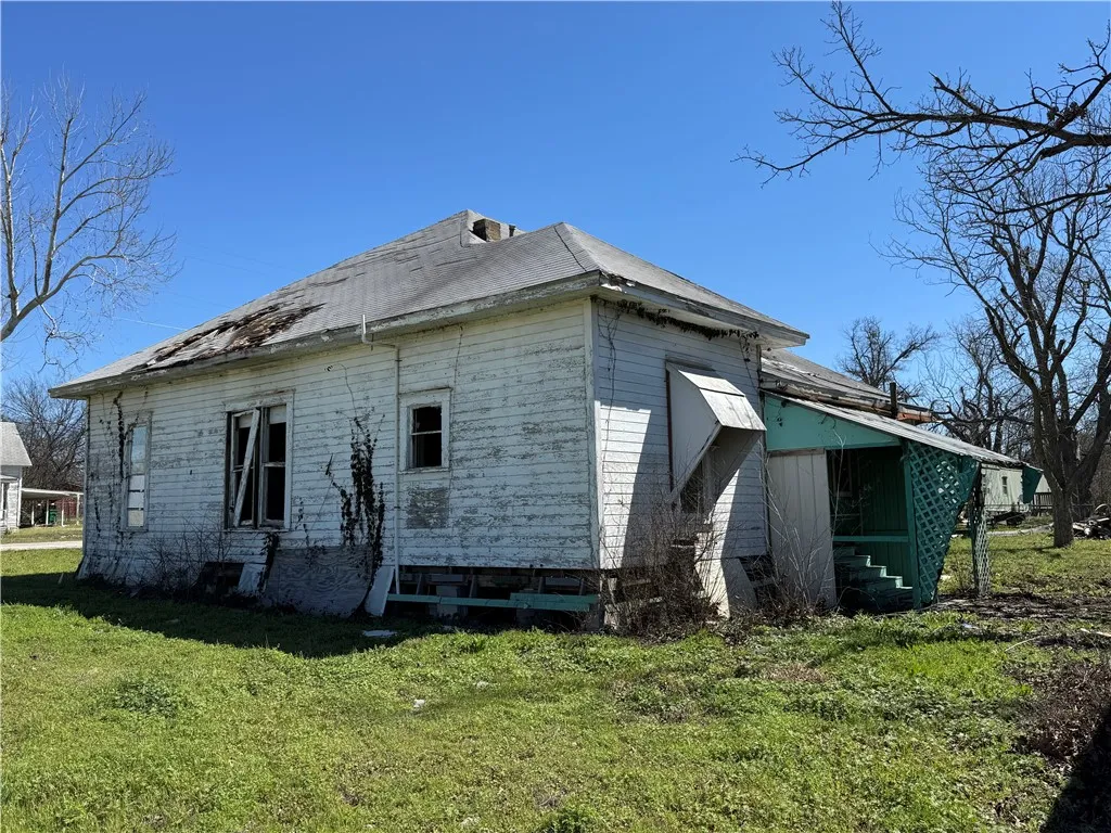 Single Family Residence For Sale in Falls County , 320 N 5th Street, Lott, Texas 76656, 3 Bedroom, 1 Bathroom, Garage spaces, 1,407 Sqft, built in 0, mls#229177, Real Estate Agent in Lott, Homes For Sale in Falls county, Homes For Sale in Lott, Realtor in Lott Texas, Real Estate Brokerage Independent Realty Texas, Luminita Cordes Realtor