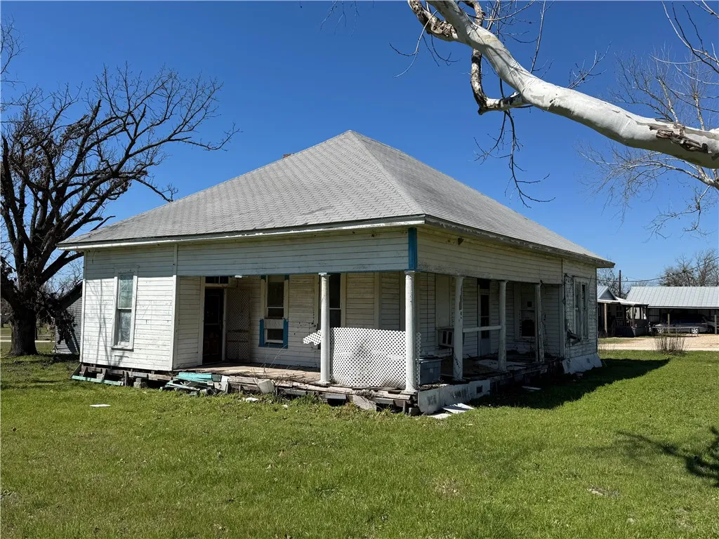 Single Family Residence For Sale in Falls County , 320 N 5th Street, Lott, Texas 76656, 3 Bedroom, 1 Bathroom, Garage spaces, 1,407 Sqft, built in 0, mls#229177, Real Estate Agent in Lott, Homes For Sale in Falls county, Homes For Sale in Lott, Realtor in Lott Texas, Real Estate Brokerage Independent Realty Texas, Luminita Cordes Realtor