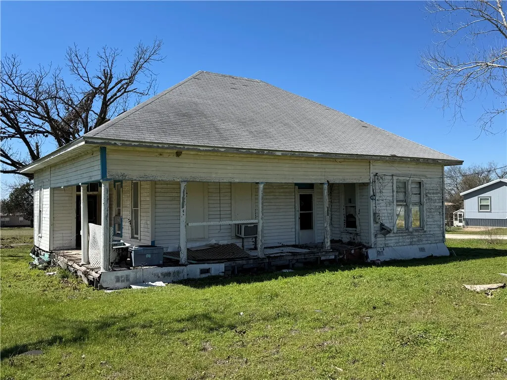 Single Family Residence For Sale in Falls County , 320 N 5th Street, Lott, Texas 76656, 3 Bedroom, 1 Bathroom, Garage spaces, 1,407 Sqft, built in 0, mls#229177, Real Estate Agent in Lott, Homes For Sale in Falls county, Homes For Sale in Lott, Realtor in Lott Texas, Real Estate Brokerage Independent Realty Texas, Luminita Cordes Realtor