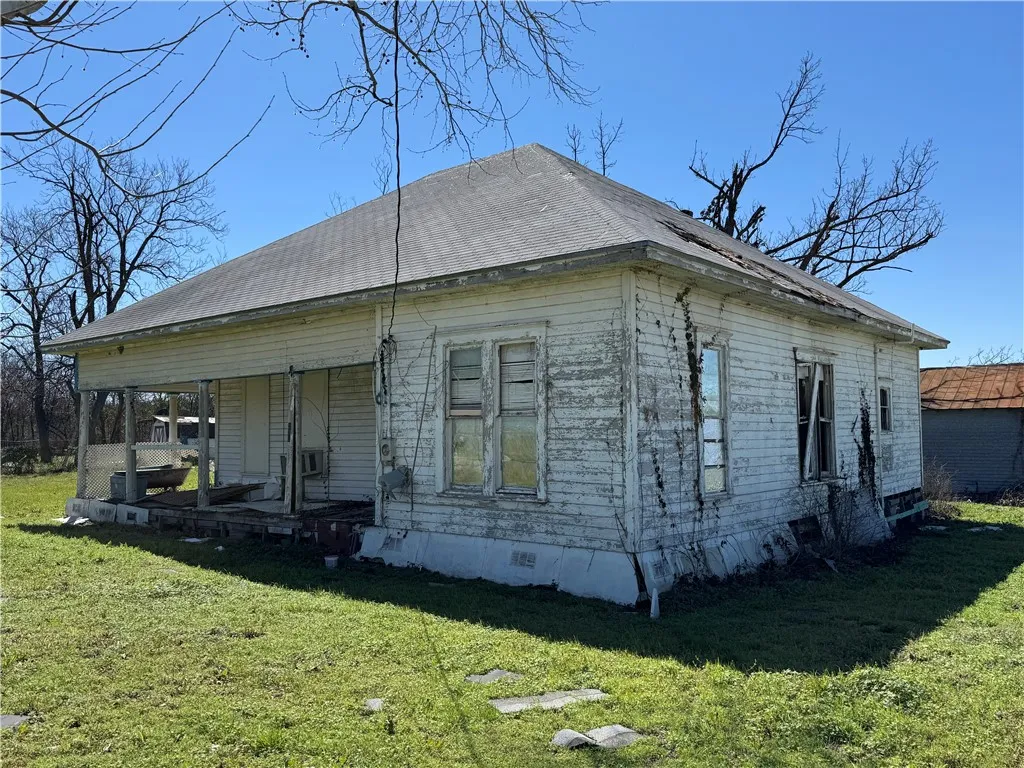 Single Family Residence For Sale in Falls County , 320 N 5th Street, Lott, Texas 76656, 3 Bedroom, 1 Bathroom, Garage spaces, 1,407 Sqft, built in 0, mls#229177, Real Estate Agent in Lott, Homes For Sale in Falls county, Homes For Sale in Lott, Realtor in Lott Texas, Real Estate Brokerage Independent Realty Texas, Luminita Cordes Realtor