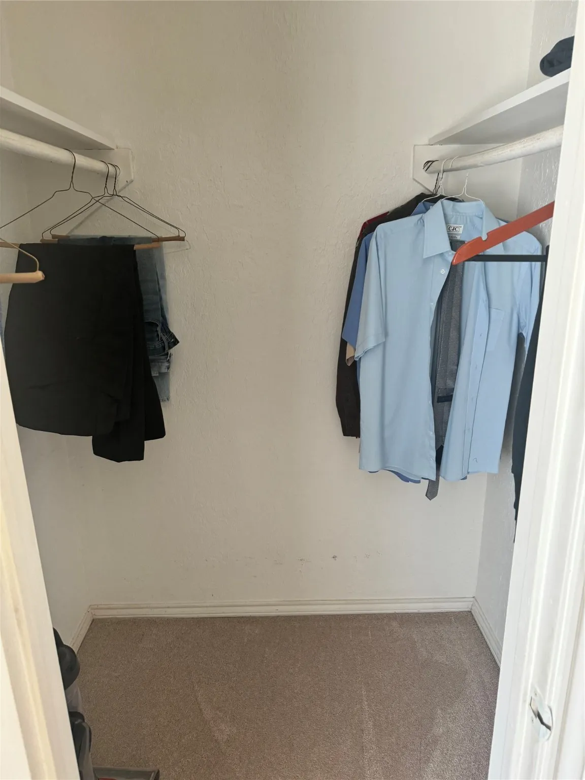 Walk in closet featuring carpet