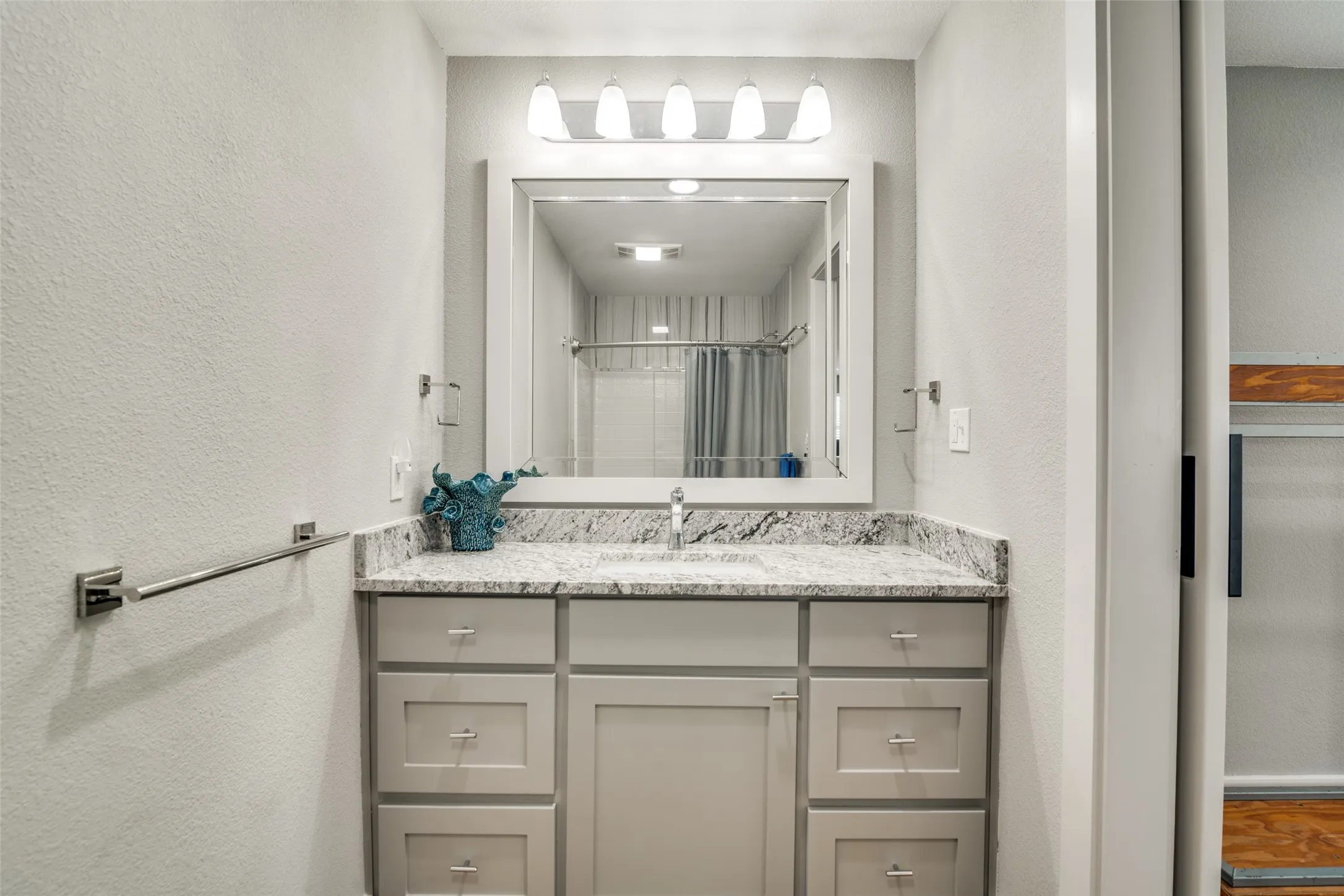Full bath off of the bonus room