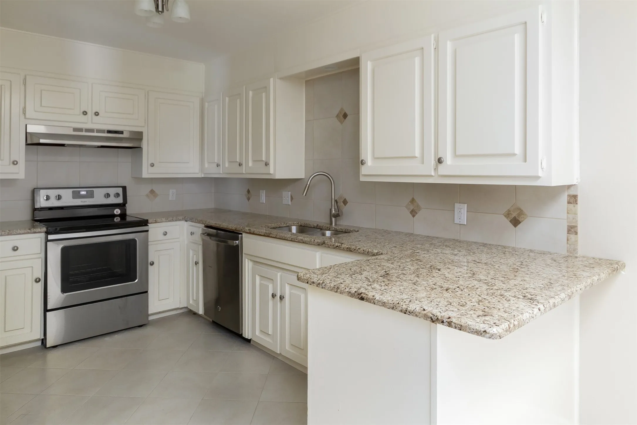 Duplex For Rent in Tarrant County , 5201 Ledgestone Drive, Fort Worth, Texas 76132, 3 Bedroom, 2 Bathroom, 2 Garage spaces, 1,925 Sqft, built in 1979, Preowned, Price $2,500, mls#20885395, Real Estate Agent in Fort Worth, Homes For Rent in Tarrant county, Homes For Rent in Fort Worth, Realtor in Fort Worth Texas, Real Estate Brokerage Independent Realty Texas, Luminita Cordes Realtor