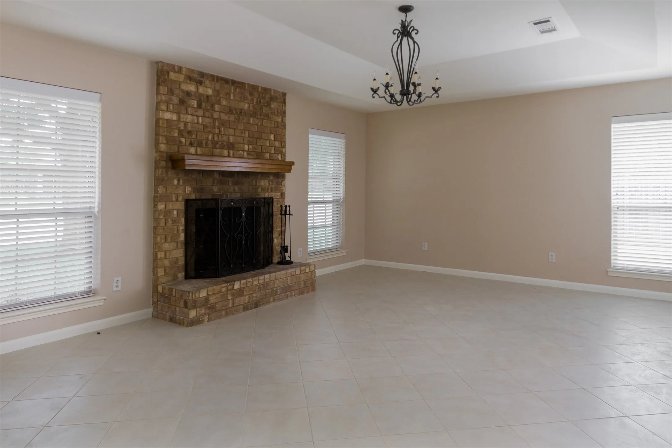 Duplex For Rent in Tarrant County , 5201 Ledgestone Drive, Fort Worth, Texas 76132, 3 Bedroom, 2 Bathroom, 2 Garage spaces, 1,925 Sqft, built in 1979, Preowned, Price $2,500, mls#20885395, Real Estate Agent in Fort Worth, Homes For Rent in Tarrant county, Homes For Rent in Fort Worth, Realtor in Fort Worth Texas, Real Estate Brokerage Independent Realty Texas, Luminita Cordes Realtor