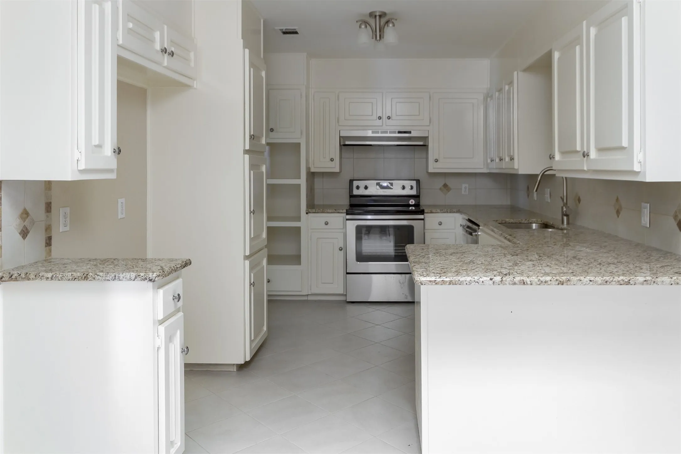 Duplex For Rent in Tarrant County , 5201 Ledgestone Drive, Fort Worth, Texas 76132, 3 Bedroom, 2 Bathroom, 2 Garage spaces, 1,925 Sqft, built in 1979, Preowned, Price $2,500, mls#20885395, Real Estate Agent in Fort Worth, Homes For Rent in Tarrant county, Homes For Rent in Fort Worth, Realtor in Fort Worth Texas, Real Estate Brokerage Independent Realty Texas, Luminita Cordes Realtor