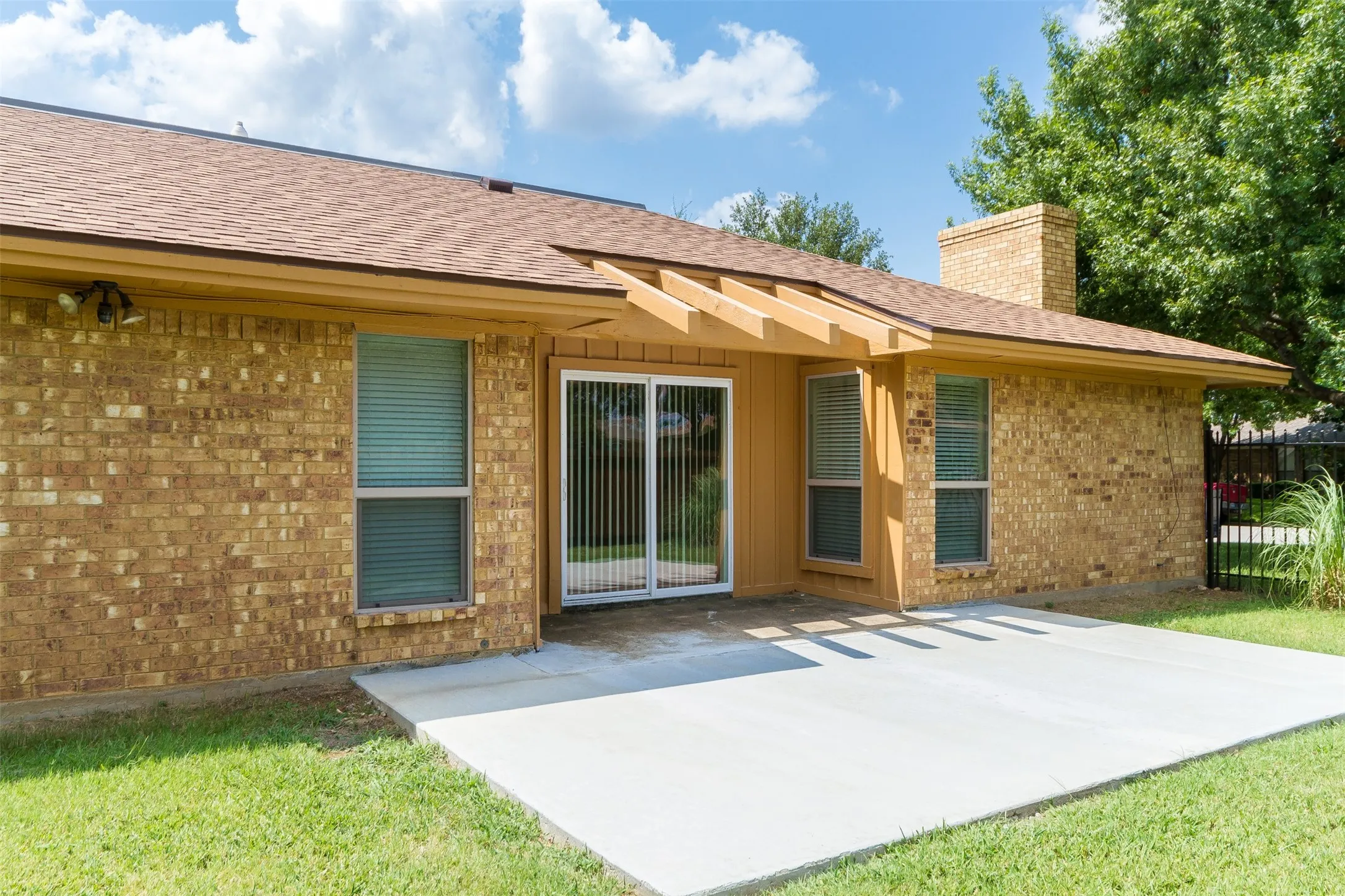 Duplex For Rent in Tarrant County , 5201 Ledgestone Drive, Fort Worth, Texas 76132, 3 Bedroom, 2 Bathroom, 2 Garage spaces, 1,925 Sqft, built in 1979, Preowned, Price $2,500, mls#20885395, Real Estate Agent in Fort Worth, Homes For Rent in Tarrant county, Homes For Rent in Fort Worth, Realtor in Fort Worth Texas, Real Estate Brokerage Independent Realty Texas, Luminita Cordes Realtor