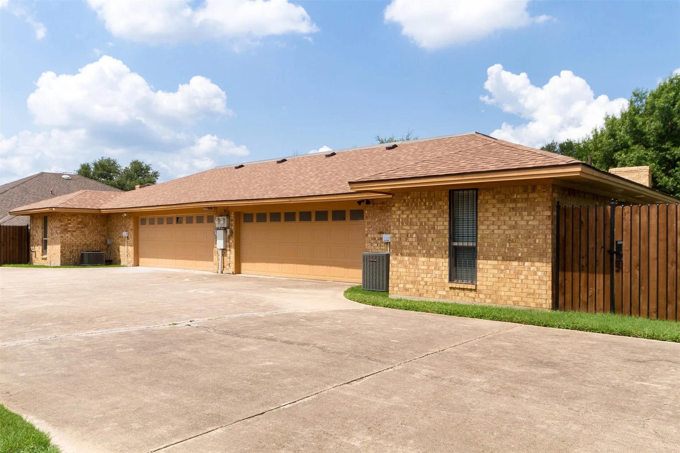 Duplex For Rent in Tarrant County , 5201 Ledgestone Drive, Fort Worth, Texas 76132, 3 Bedroom, 2 Bathroom, 2 Garage spaces, 1,925 Sqft, built in 1979, Preowned, Price $2,500, mls#20885395, Real Estate Agent in Fort Worth, Homes For Rent in Tarrant county, Homes For Rent in Fort Worth, Realtor in Fort Worth Texas, Real Estate Brokerage Independent Realty Texas, Luminita Cordes Realtor