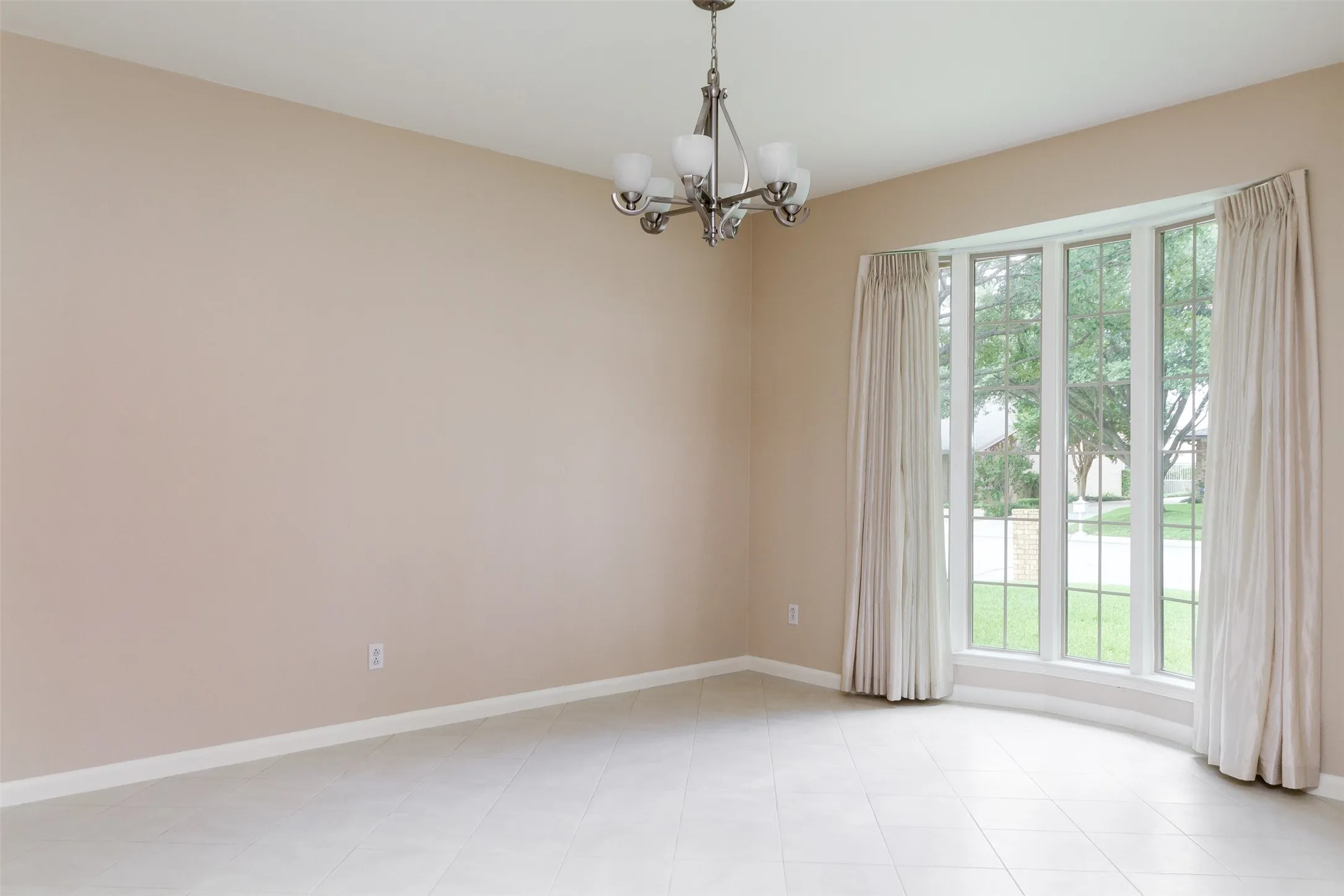 Duplex For Rent in Tarrant County , 5201 Ledgestone Drive, Fort Worth, Texas 76132, 3 Bedroom, 2 Bathroom, 2 Garage spaces, 1,925 Sqft, built in 1979, Preowned, Price $2,500, mls#20885395, Real Estate Agent in Fort Worth, Homes For Rent in Tarrant county, Homes For Rent in Fort Worth, Realtor in Fort Worth Texas, Real Estate Brokerage Independent Realty Texas, Luminita Cordes Realtor