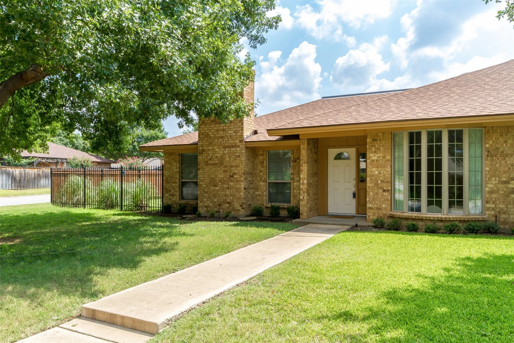 Duplex For Rent in Tarrant County , 5201 Ledgestone Drive, Fort Worth, Texas 76132, 3 Bedroom, 2 Bathroom, 2 Garage spaces, 1,925 Sqft, built in 1979, Preowned, Price $2,500, mls#20885395, Real Estate Agent in Fort Worth, Homes For Rent in Tarrant county, Homes For Rent in Fort Worth, Realtor in Fort Worth Texas, Real Estate Brokerage Independent Realty Texas, Luminita Cordes Realtor