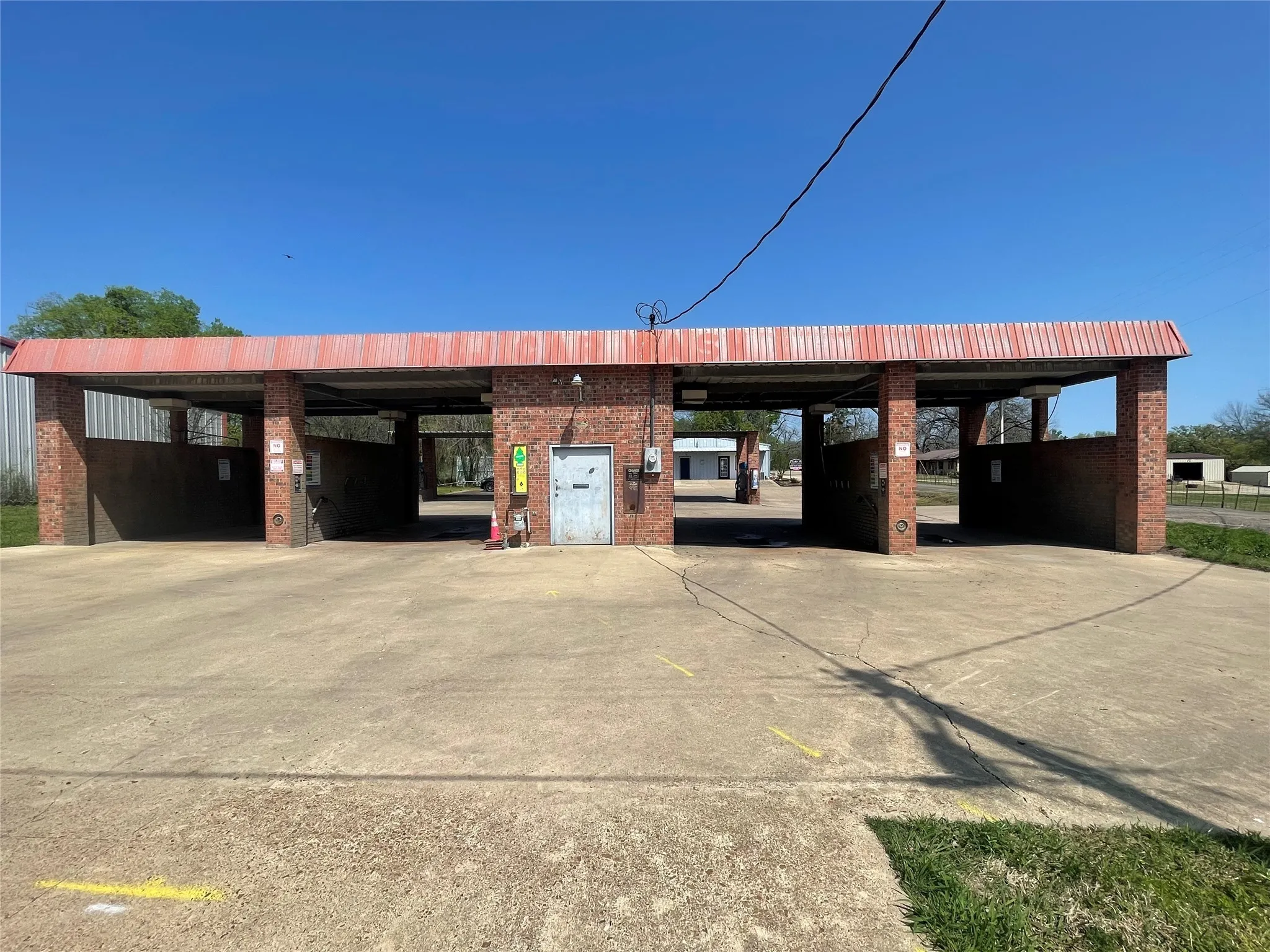 931 E Dallas