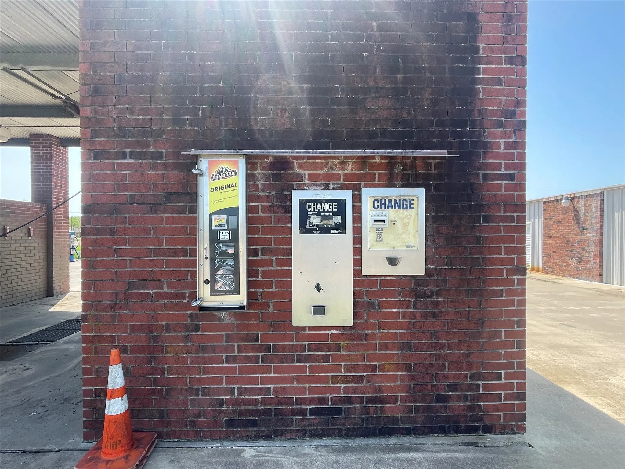 Change machine and vending