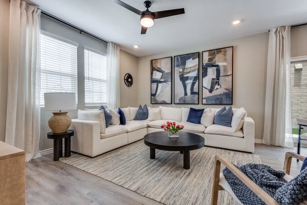 Living area featuring a ceiling fan, recessed lighting, baseboards, and wood finished floors