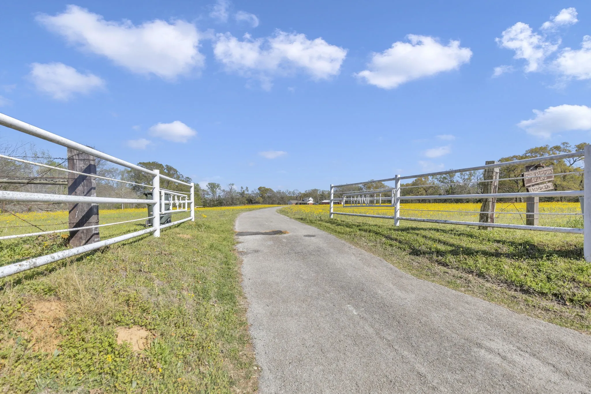 Farm For Sale in Smith County , 18340 County Road 479 Road, Lindale, Texas 75771, 3 Bedroom, 3 Bathroom, 2 Garage spaces, 2,693 Sqft, built in 1994, mls#20895495, Real Estate Agent in Lindale, Homes For Sale in Smith county, Homes For Sale in Lindale, Realtor in Lindale Texas, Real Estate Brokerage Independent Realty Texas, Luminita Cordes Realtor