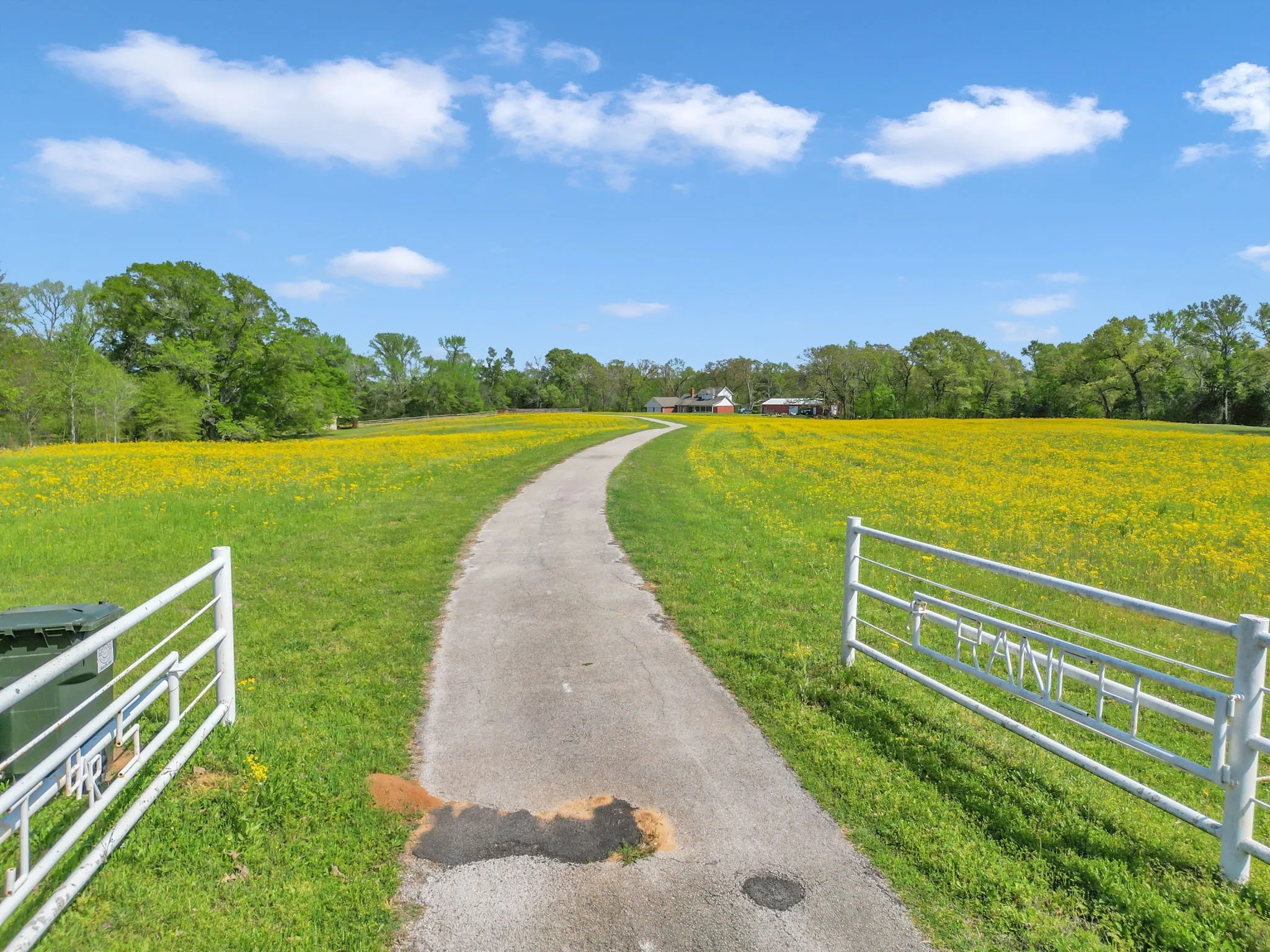 Farm For Sale in Smith County , 18340 County Road 479 Road, Lindale, Texas 75771, 3 Bedroom, 3 Bathroom, 2 Garage spaces, 2,693 Sqft, built in 1994, mls#20895495, Real Estate Agent in Lindale, Homes For Sale in Smith county, Homes For Sale in Lindale, Realtor in Lindale Texas, Real Estate Brokerage Independent Realty Texas, Luminita Cordes Realtor