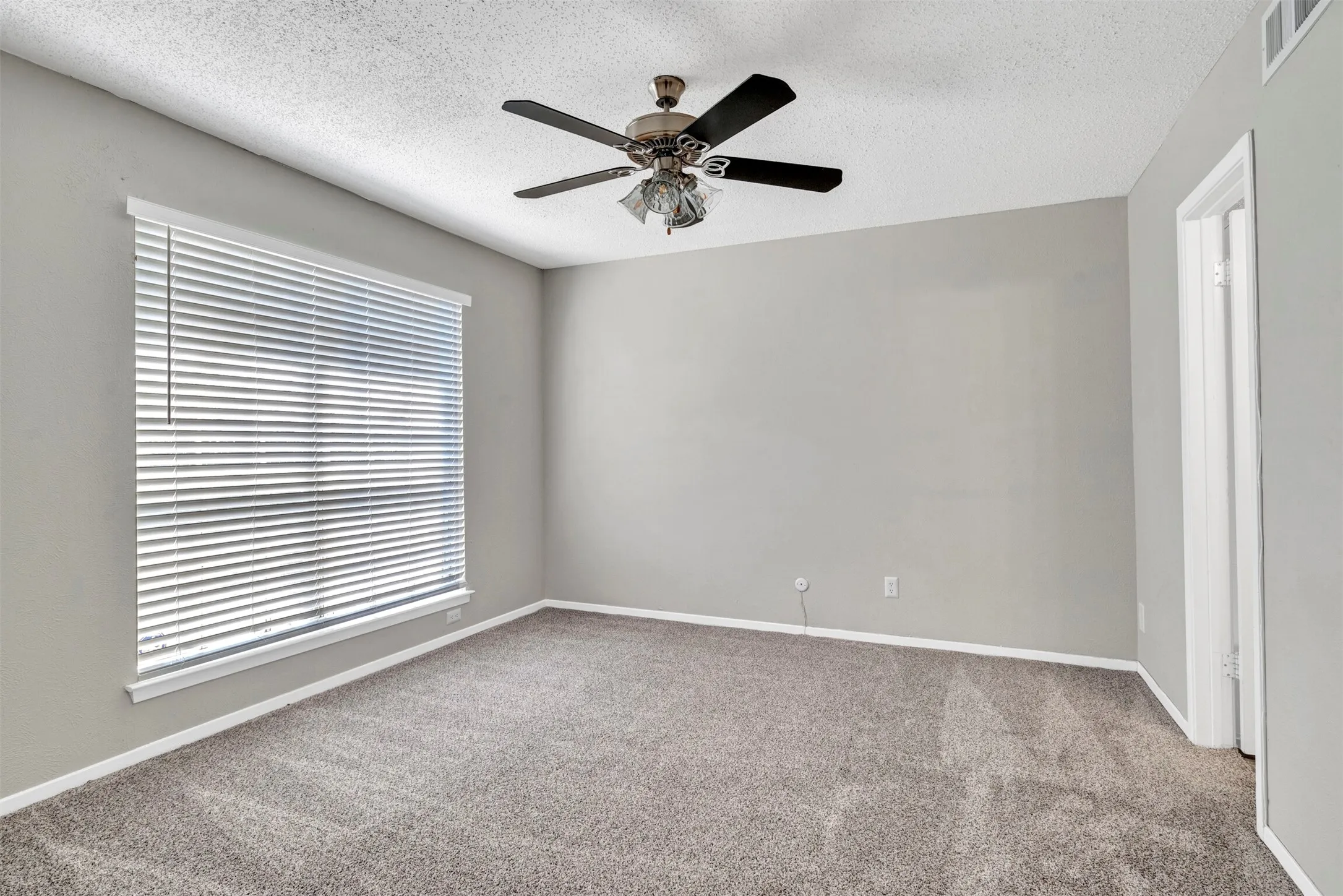 Condominium For Sale in Dallas County , 11311 Audelia Road 104, Dallas, Texas 75243, 2 Bedroom, 3 Bathroom, Garage spaces, 1,054 Sqft, built in 1982, Price $149,000, mls#20732258, Real Estate Agent in Dallas, Homes For Sale in Dallas county, Homes For Sale in Dallas, Realtor in Dallas Texas, Real Estate Brokerage Independent Realty Texas, Luminita Cordes Realtor