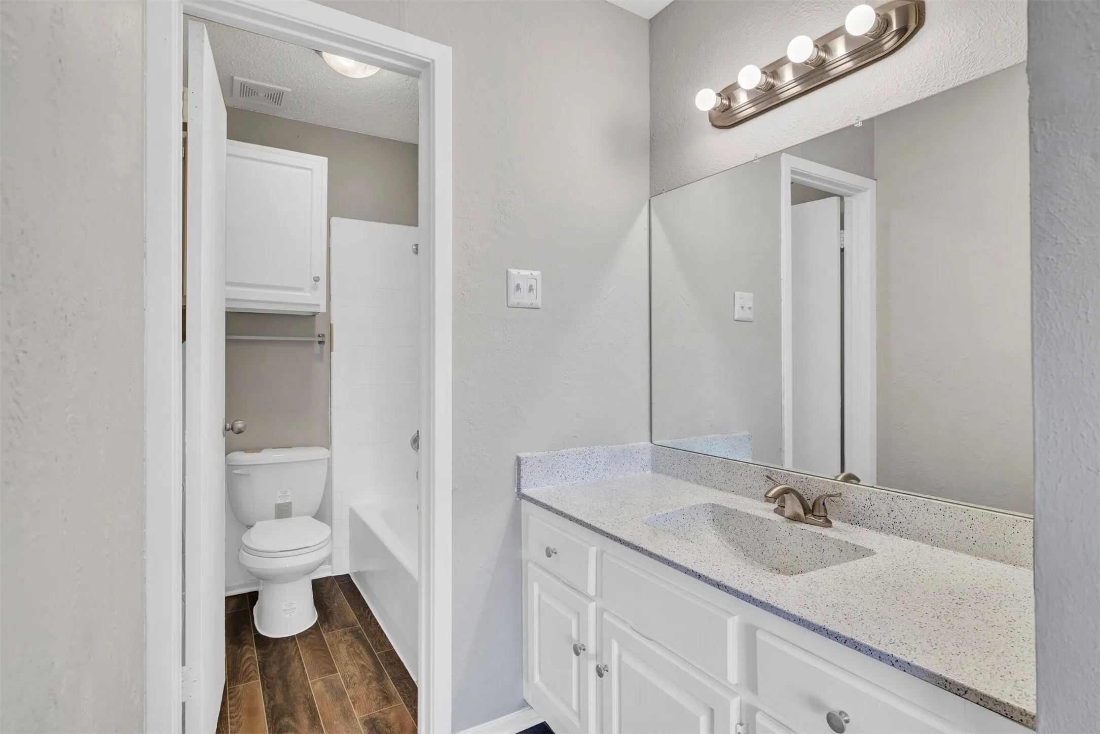 Condominium For Sale in Dallas County , 11311 Audelia Road 104, Dallas, Texas 75243, 2 Bedroom, 3 Bathroom, Garage spaces, 1,054 Sqft, built in 1982, Price $149,000, mls#20732258, Real Estate Agent in Dallas, Homes For Sale in Dallas county, Homes For Sale in Dallas, Realtor in Dallas Texas, Real Estate Brokerage Independent Realty Texas, Luminita Cordes Realtor