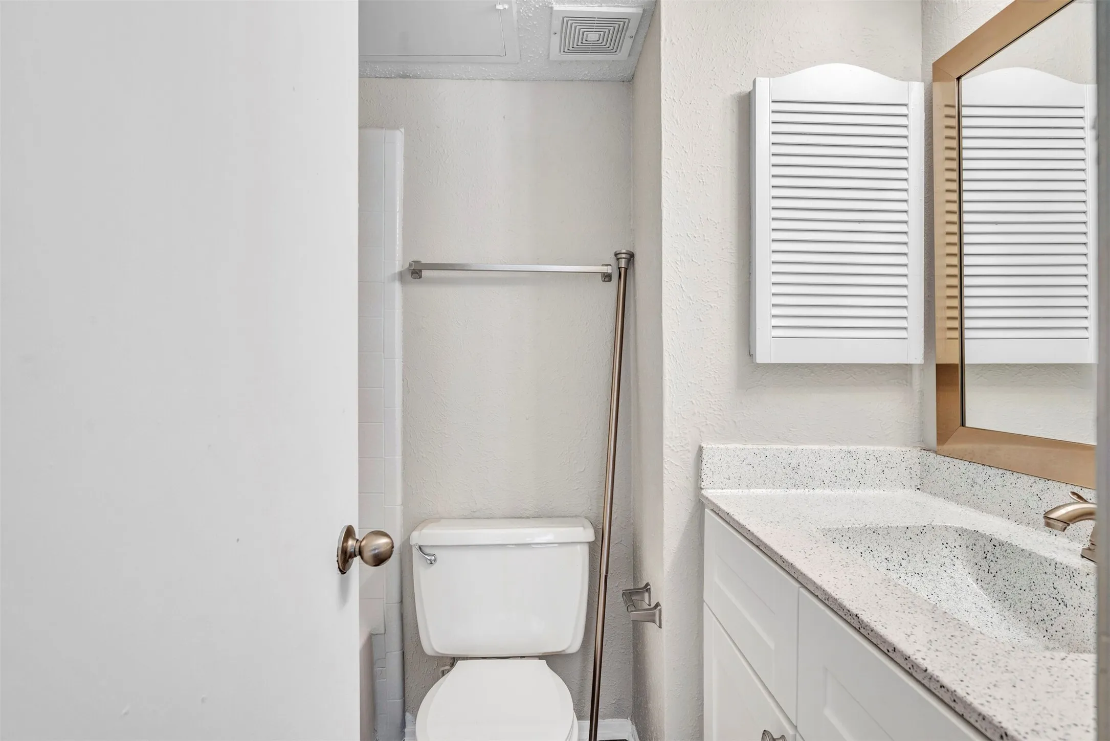 Condominium For Sale in Dallas County , 11311 Audelia Road 104, Dallas, Texas 75243, 2 Bedroom, 3 Bathroom, Garage spaces, 1,054 Sqft, built in 1982, Price $149,000, mls#20732258, Real Estate Agent in Dallas, Homes For Sale in Dallas county, Homes For Sale in Dallas, Realtor in Dallas Texas, Real Estate Brokerage Independent Realty Texas, Luminita Cordes Realtor