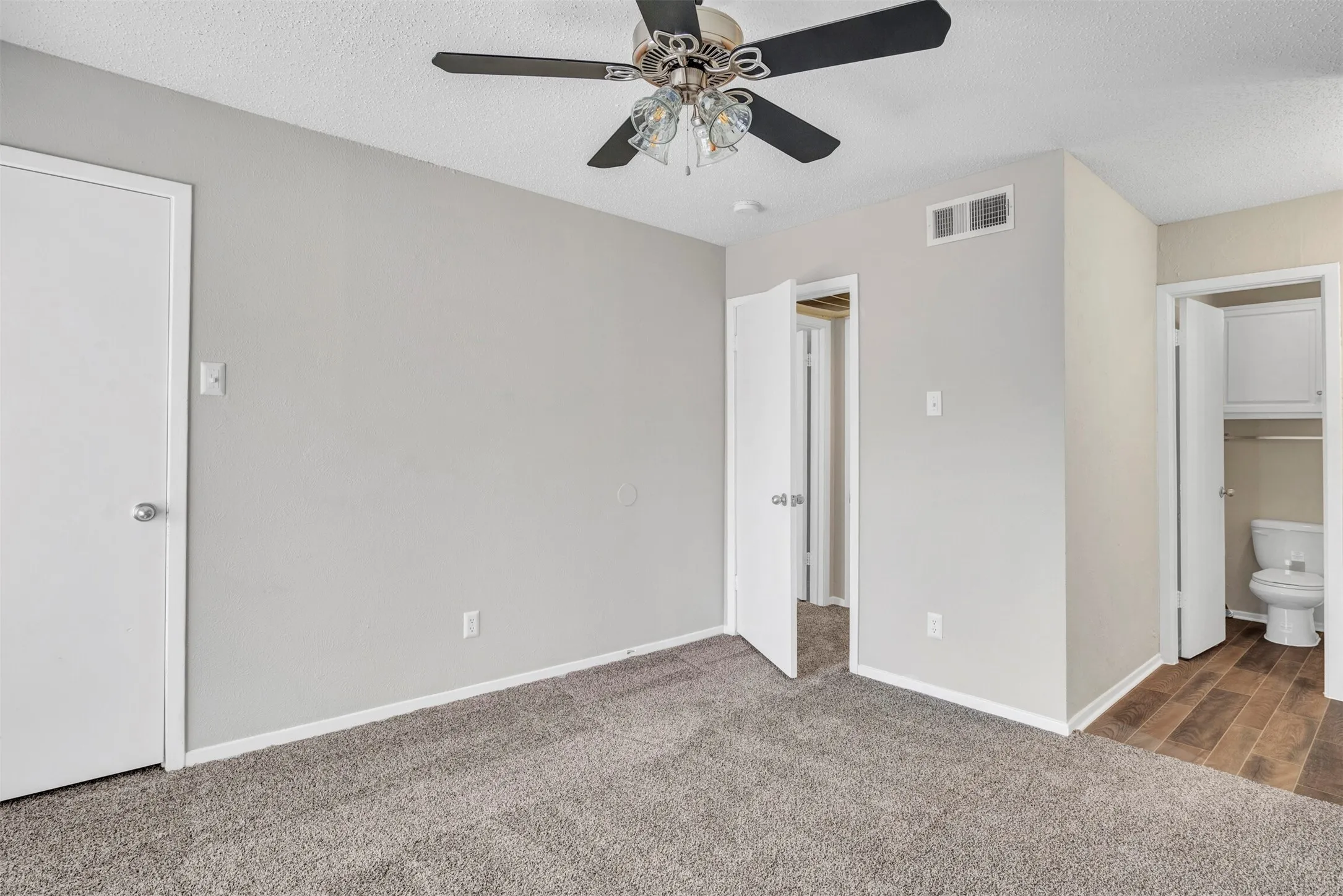 Condominium For Sale in Dallas County , 11311 Audelia Road 104, Dallas, Texas 75243, 2 Bedroom, 3 Bathroom, Garage spaces, 1,054 Sqft, built in 1982, Price $149,000, mls#20732258, Real Estate Agent in Dallas, Homes For Sale in Dallas county, Homes For Sale in Dallas, Realtor in Dallas Texas, Real Estate Brokerage Independent Realty Texas, Luminita Cordes Realtor