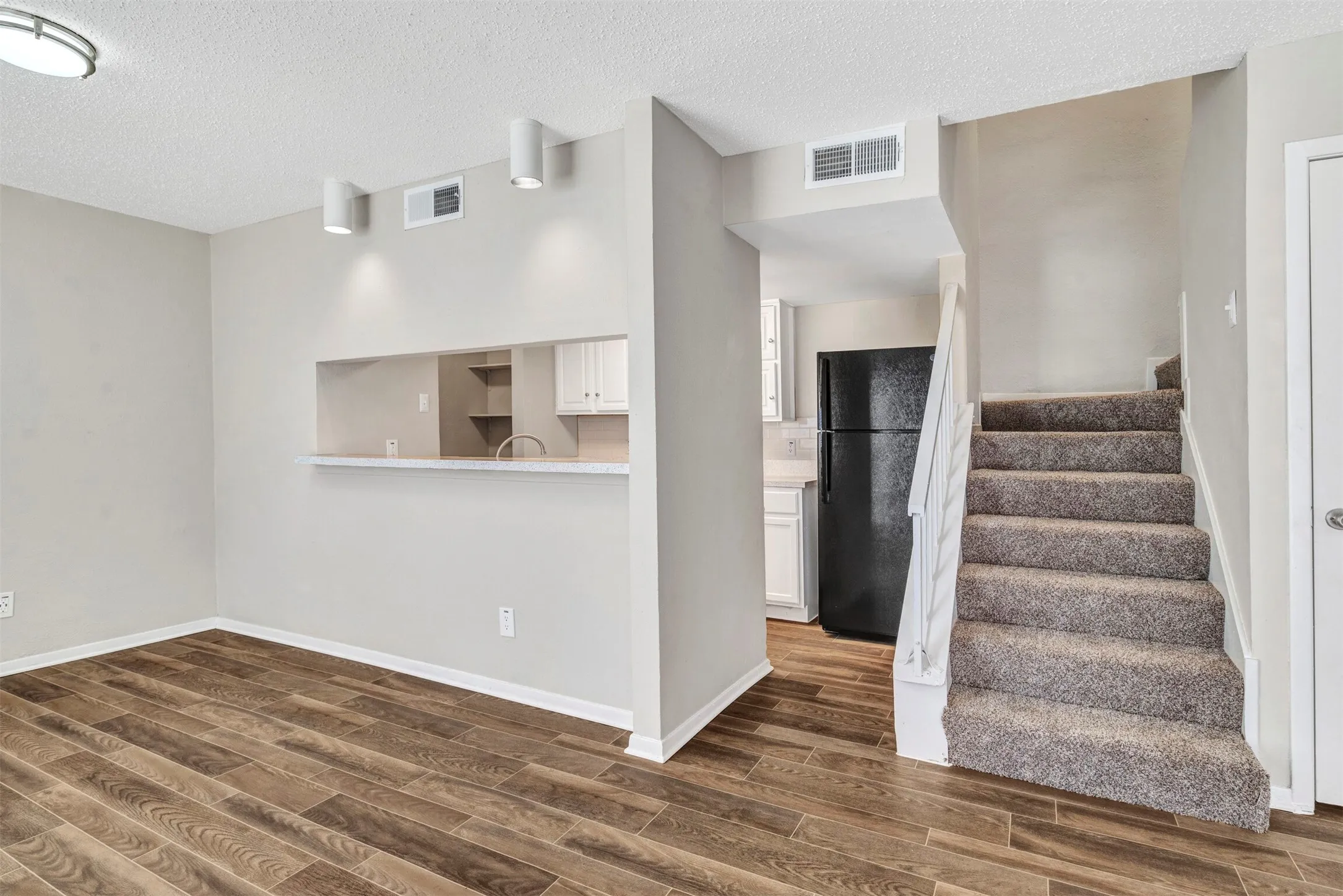 Condominium For Sale in Dallas County , 11311 Audelia Road 104, Dallas, Texas 75243, 2 Bedroom, 3 Bathroom, Garage spaces, 1,054 Sqft, built in 1982, Price $149,000, mls#20732258, Real Estate Agent in Dallas, Homes For Sale in Dallas county, Homes For Sale in Dallas, Realtor in Dallas Texas, Real Estate Brokerage Independent Realty Texas, Luminita Cordes Realtor