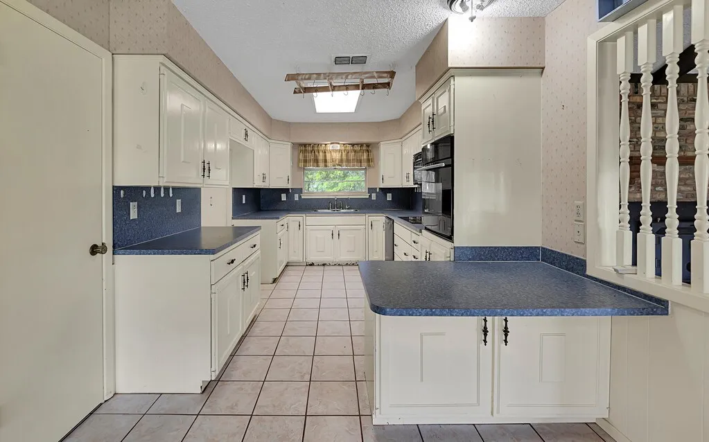 Single Family Residence For Sale in Hill County , 112 Hcr 2117, Whitney, Texas 76692, 3 Bedroom, 2 Bathroom, 3 Garage spaces, 2,680 Sqft, built in 1980, Preowned, mls#20892976, Real Estate Agent in Whitney, Homes For Sale in Hill county, Homes For Sale in Whitney, Realtor in Whitney Texas, Real Estate Brokerage Independent Realty Texas, Luminita Cordes Realtor