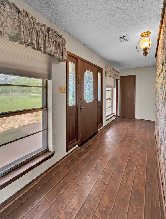 Single Family Residence For Sale in Hill County , 112 Hcr 2117, Whitney, Texas 76692, 3 Bedroom, 2 Bathroom, 3 Garage spaces, 2,680 Sqft, built in 1980, Preowned, mls#20892976, Real Estate Agent in Whitney, Homes For Sale in Hill county, Homes For Sale in Whitney, Realtor in Whitney Texas, Real Estate Brokerage Independent Realty Texas, Luminita Cordes Realtor