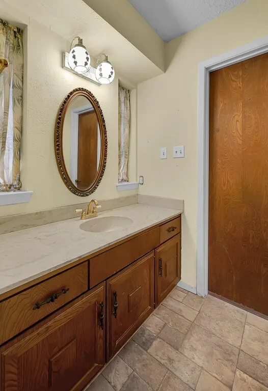 Single Family Residence For Sale in Hill County , 112 Hcr 2117, Whitney, Texas 76692, 3 Bedroom, 2 Bathroom, 3 Garage spaces, 2,680 Sqft, built in 1980, Preowned, mls#20892976, Real Estate Agent in Whitney, Homes For Sale in Hill county, Homes For Sale in Whitney, Realtor in Whitney Texas, Real Estate Brokerage Independent Realty Texas, Luminita Cordes Realtor