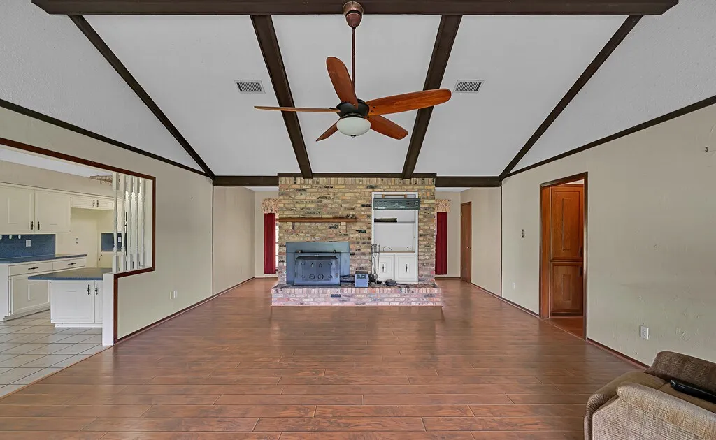 Single Family Residence For Sale in Hill County , 112 Hcr 2117, Whitney, Texas 76692, 3 Bedroom, 2 Bathroom, 3 Garage spaces, 2,680 Sqft, built in 1980, Preowned, mls#20892976, Real Estate Agent in Whitney, Homes For Sale in Hill county, Homes For Sale in Whitney, Realtor in Whitney Texas, Real Estate Brokerage Independent Realty Texas, Luminita Cordes Realtor