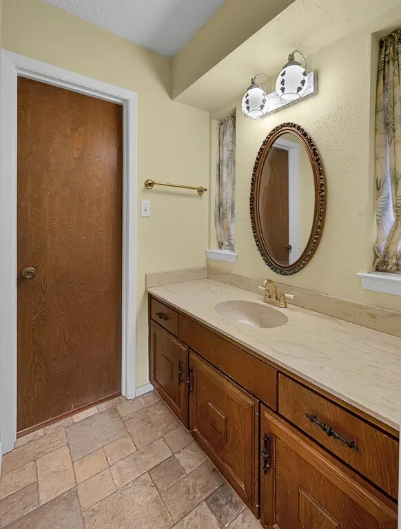 Single Family Residence For Sale in Hill County , 112 Hcr 2117, Whitney, Texas 76692, 3 Bedroom, 2 Bathroom, 3 Garage spaces, 2,680 Sqft, built in 1980, Preowned, mls#20892976, Real Estate Agent in Whitney, Homes For Sale in Hill county, Homes For Sale in Whitney, Realtor in Whitney Texas, Real Estate Brokerage Independent Realty Texas, Luminita Cordes Realtor