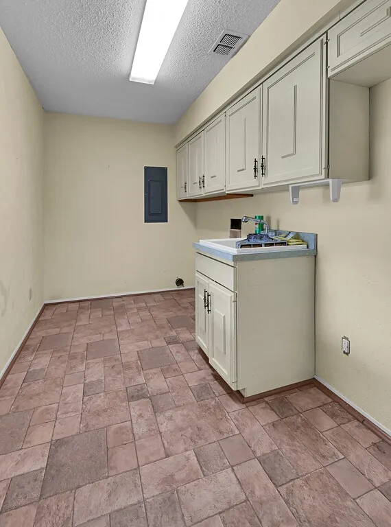Single Family Residence For Sale in Hill County , 112 Hcr 2117, Whitney, Texas 76692, 3 Bedroom, 2 Bathroom, 3 Garage spaces, 2,680 Sqft, built in 1980, Preowned, mls#20892976, Real Estate Agent in Whitney, Homes For Sale in Hill county, Homes For Sale in Whitney, Realtor in Whitney Texas, Real Estate Brokerage Independent Realty Texas, Luminita Cordes Realtor