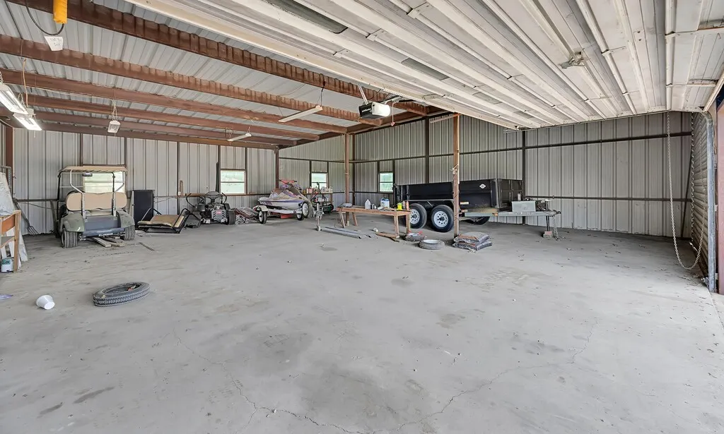 Single Family Residence For Sale in Hill County , 112 Hcr 2117, Whitney, Texas 76692, 3 Bedroom, 2 Bathroom, 3 Garage spaces, 2,680 Sqft, built in 1980, Preowned, mls#20892976, Real Estate Agent in Whitney, Homes For Sale in Hill county, Homes For Sale in Whitney, Realtor in Whitney Texas, Real Estate Brokerage Independent Realty Texas, Luminita Cordes Realtor