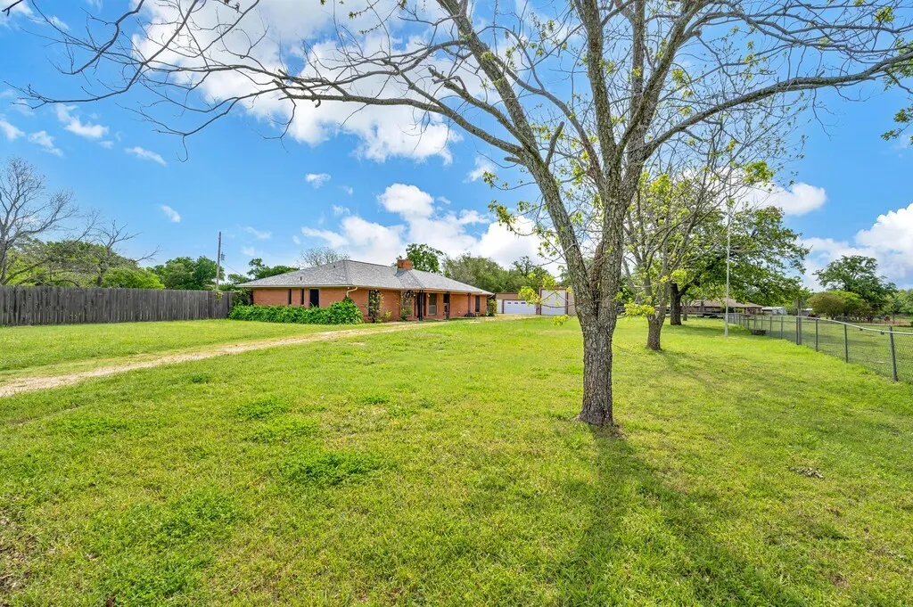 Single Family Residence For Sale in Hill County , 112 Hcr 2117, Whitney, Texas 76692, 3 Bedroom, 2 Bathroom, 3 Garage spaces, 2,680 Sqft, built in 1980, Preowned, mls#20892976, Real Estate Agent in Whitney, Homes For Sale in Hill county, Homes For Sale in Whitney, Realtor in Whitney Texas, Real Estate Brokerage Independent Realty Texas, Luminita Cordes Realtor