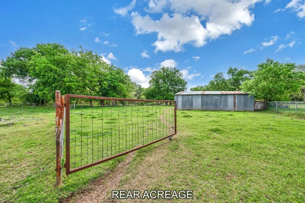 Single Family Residence For Sale in Hill County , 112 Hcr 2117, Whitney, Texas 76692, 3 Bedroom, 2 Bathroom, 3 Garage spaces, 2,680 Sqft, built in 1980, Preowned, mls#20892976, Real Estate Agent in Whitney, Homes For Sale in Hill county, Homes For Sale in Whitney, Realtor in Whitney Texas, Real Estate Brokerage Independent Realty Texas, Luminita Cordes Realtor