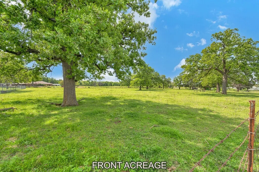 Single Family Residence For Sale in Hill County , 112 Hcr 2117, Whitney, Texas 76692, 3 Bedroom, 2 Bathroom, 3 Garage spaces, 2,680 Sqft, built in 1980, Preowned, mls#20892976, Real Estate Agent in Whitney, Homes For Sale in Hill county, Homes For Sale in Whitney, Realtor in Whitney Texas, Real Estate Brokerage Independent Realty Texas, Luminita Cordes Realtor