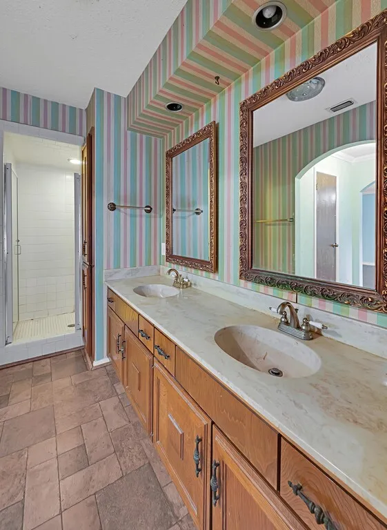 Single Family Residence For Sale in Hill County , 112 Hcr 2117, Whitney, Texas 76692, 3 Bedroom, 2 Bathroom, 3 Garage spaces, 2,680 Sqft, built in 1980, Preowned, mls#20892976, Real Estate Agent in Whitney, Homes For Sale in Hill county, Homes For Sale in Whitney, Realtor in Whitney Texas, Real Estate Brokerage Independent Realty Texas, Luminita Cordes Realtor