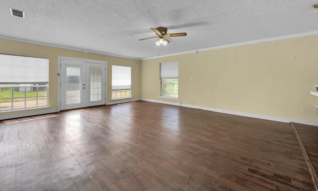 Single Family Residence For Sale in Hill County , 112 Hcr 2117, Whitney, Texas 76692, 3 Bedroom, 2 Bathroom, 3 Garage spaces, 2,680 Sqft, built in 1980, Preowned, mls#20892976, Real Estate Agent in Whitney, Homes For Sale in Hill county, Homes For Sale in Whitney, Realtor in Whitney Texas, Real Estate Brokerage Independent Realty Texas, Luminita Cordes Realtor