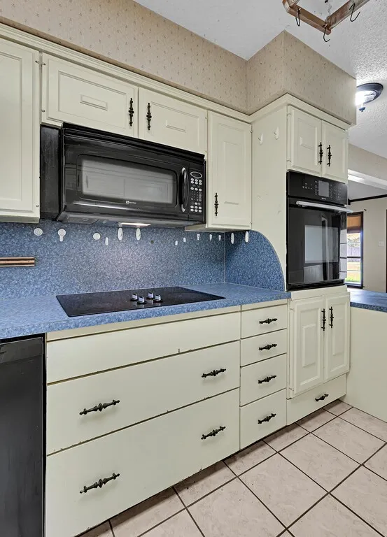 Single Family Residence For Sale in Hill County , 112 Hcr 2117, Whitney, Texas 76692, 3 Bedroom, 2 Bathroom, 3 Garage spaces, 2,680 Sqft, built in 1980, Preowned, mls#20892976, Real Estate Agent in Whitney, Homes For Sale in Hill county, Homes For Sale in Whitney, Realtor in Whitney Texas, Real Estate Brokerage Independent Realty Texas, Luminita Cordes Realtor