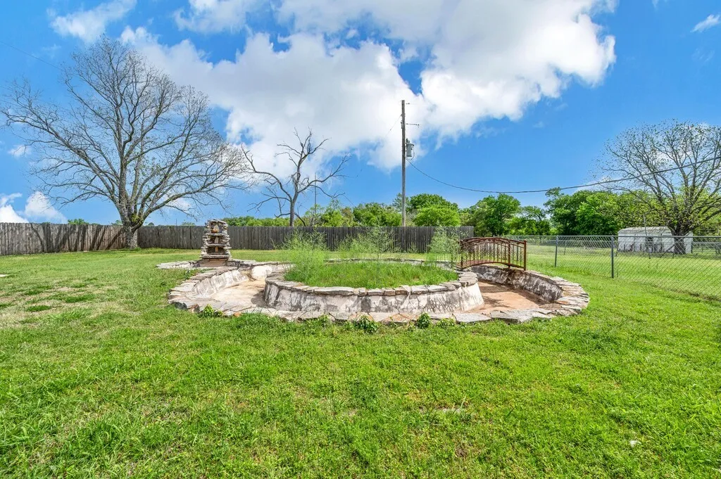 Single Family Residence For Sale in Hill County , 112 Hcr 2117, Whitney, Texas 76692, 3 Bedroom, 2 Bathroom, 3 Garage spaces, 2,680 Sqft, built in 1980, Preowned, mls#20892976, Real Estate Agent in Whitney, Homes For Sale in Hill county, Homes For Sale in Whitney, Realtor in Whitney Texas, Real Estate Brokerage Independent Realty Texas, Luminita Cordes Realtor