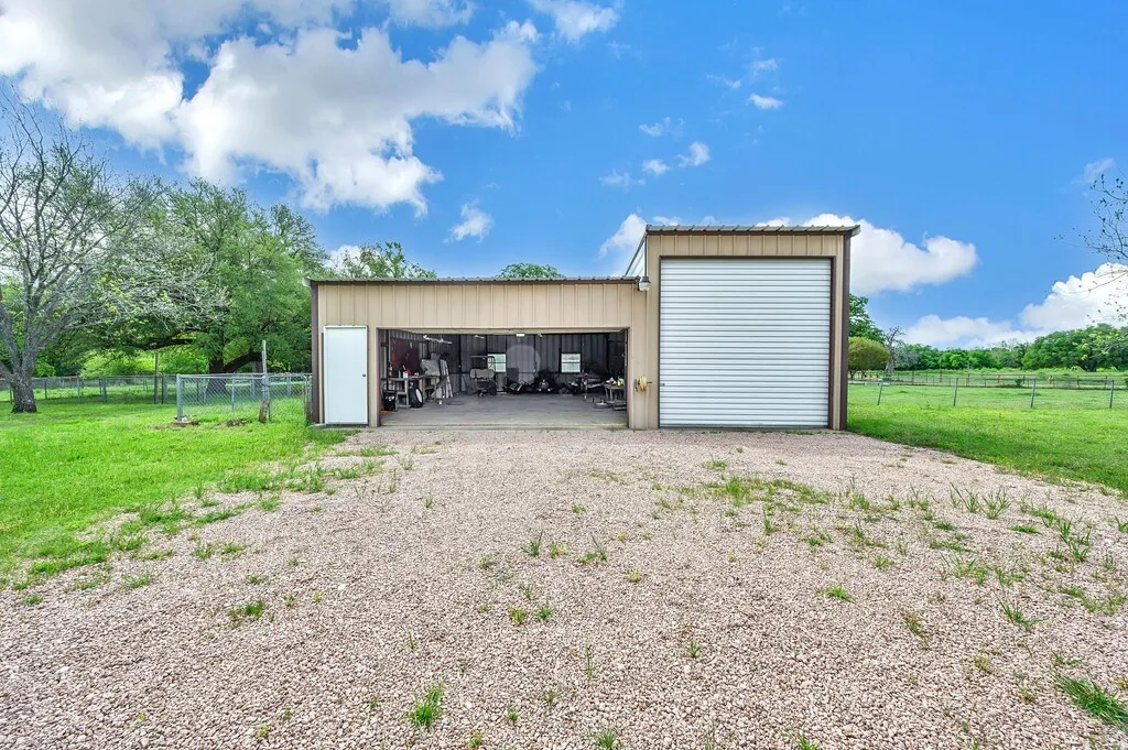 Single Family Residence For Sale in Hill County , 112 Hcr 2117, Whitney, Texas 76692, 3 Bedroom, 2 Bathroom, 3 Garage spaces, 2,680 Sqft, built in 1980, Preowned, mls#20892976, Real Estate Agent in Whitney, Homes For Sale in Hill county, Homes For Sale in Whitney, Realtor in Whitney Texas, Real Estate Brokerage Independent Realty Texas, Luminita Cordes Realtor