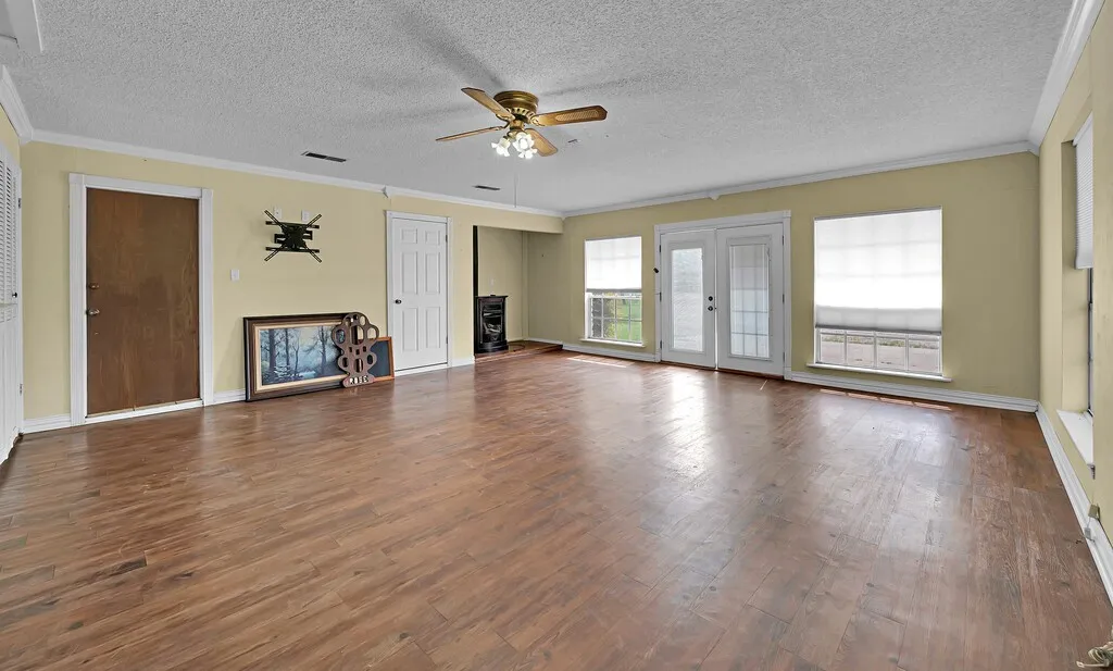 Single Family Residence For Sale in Hill County , 112 Hcr 2117, Whitney, Texas 76692, 3 Bedroom, 2 Bathroom, 3 Garage spaces, 2,680 Sqft, built in 1980, Preowned, mls#20892976, Real Estate Agent in Whitney, Homes For Sale in Hill county, Homes For Sale in Whitney, Realtor in Whitney Texas, Real Estate Brokerage Independent Realty Texas, Luminita Cordes Realtor