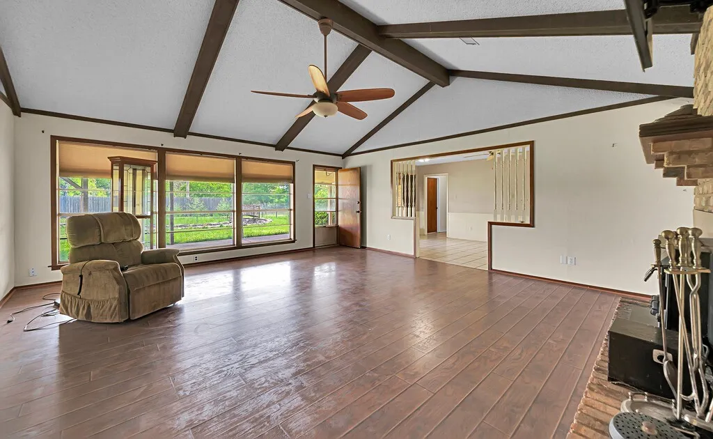 Single Family Residence For Sale in Hill County , 112 Hcr 2117, Whitney, Texas 76692, 3 Bedroom, 2 Bathroom, 3 Garage spaces, 2,680 Sqft, built in 1980, Preowned, mls#20892976, Real Estate Agent in Whitney, Homes For Sale in Hill county, Homes For Sale in Whitney, Realtor in Whitney Texas, Real Estate Brokerage Independent Realty Texas, Luminita Cordes Realtor