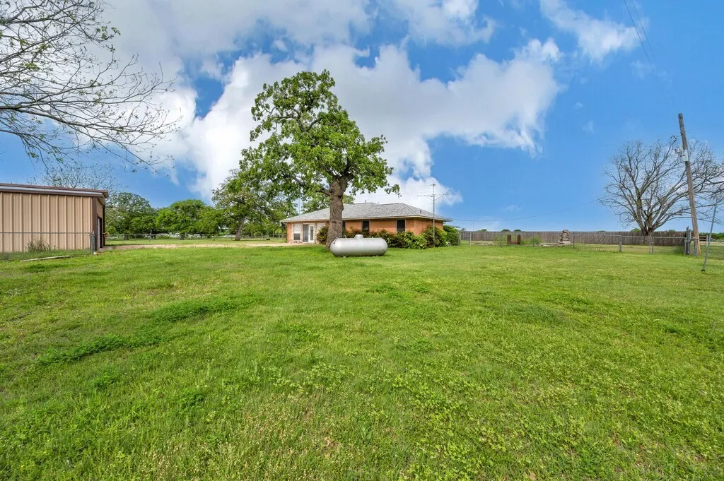 Single Family Residence For Sale in Hill County , 112 Hcr 2117, Whitney, Texas 76692, 3 Bedroom, 2 Bathroom, 3 Garage spaces, 2,680 Sqft, built in 1980, Preowned, mls#20892976, Real Estate Agent in Whitney, Homes For Sale in Hill county, Homes For Sale in Whitney, Realtor in Whitney Texas, Real Estate Brokerage Independent Realty Texas, Luminita Cordes Realtor
