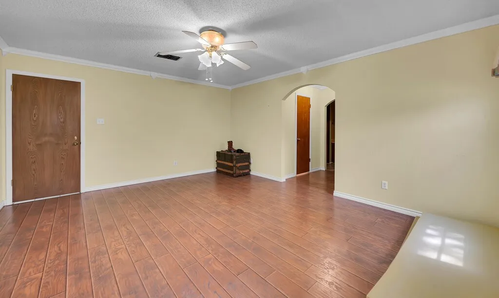 Single Family Residence For Sale in Hill County , 112 Hcr 2117, Whitney, Texas 76692, 3 Bedroom, 2 Bathroom, 3 Garage spaces, 2,680 Sqft, built in 1980, Preowned, mls#20892976, Real Estate Agent in Whitney, Homes For Sale in Hill county, Homes For Sale in Whitney, Realtor in Whitney Texas, Real Estate Brokerage Independent Realty Texas, Luminita Cordes Realtor