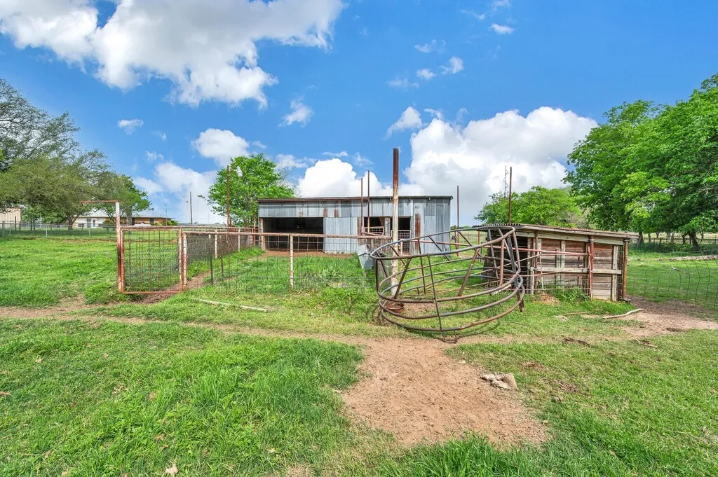 Single Family Residence For Sale in Hill County , 112 Hcr 2117, Whitney, Texas 76692, 3 Bedroom, 2 Bathroom, 3 Garage spaces, 2,680 Sqft, built in 1980, Preowned, mls#20892976, Real Estate Agent in Whitney, Homes For Sale in Hill county, Homes For Sale in Whitney, Realtor in Whitney Texas, Real Estate Brokerage Independent Realty Texas, Luminita Cordes Realtor