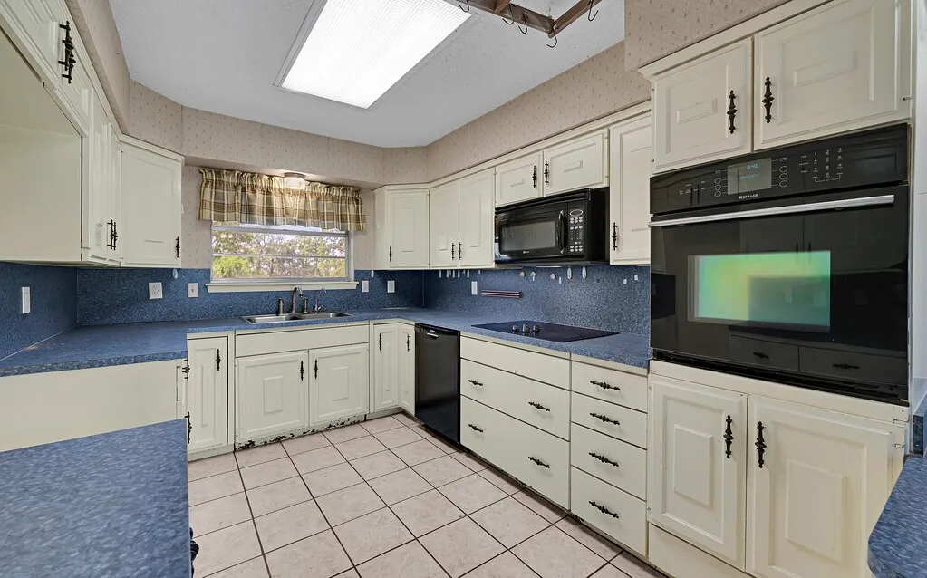 Single Family Residence For Sale in Hill County , 112 Hcr 2117, Whitney, Texas 76692, 3 Bedroom, 2 Bathroom, 3 Garage spaces, 2,680 Sqft, built in 1980, Preowned, mls#20892976, Real Estate Agent in Whitney, Homes For Sale in Hill county, Homes For Sale in Whitney, Realtor in Whitney Texas, Real Estate Brokerage Independent Realty Texas, Luminita Cordes Realtor