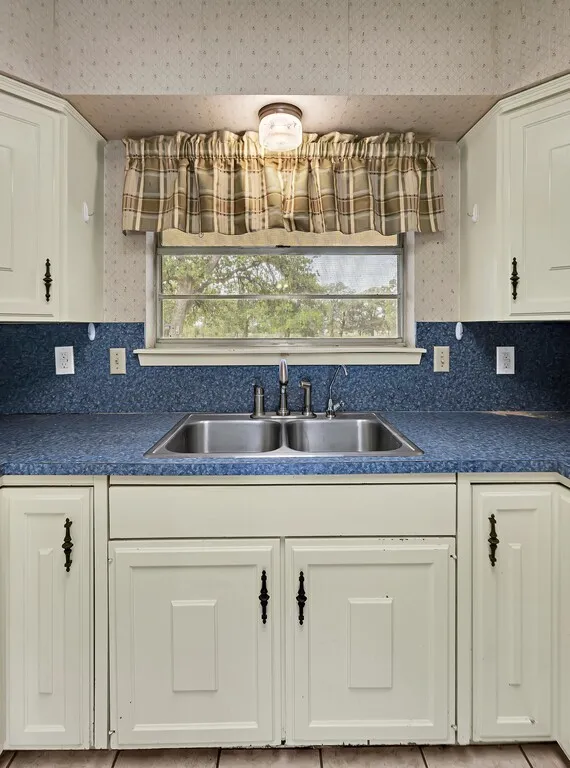 Single Family Residence For Sale in Hill County , 112 Hcr 2117, Whitney, Texas 76692, 3 Bedroom, 2 Bathroom, 3 Garage spaces, 2,680 Sqft, built in 1980, Preowned, mls#20892976, Real Estate Agent in Whitney, Homes For Sale in Hill county, Homes For Sale in Whitney, Realtor in Whitney Texas, Real Estate Brokerage Independent Realty Texas, Luminita Cordes Realtor