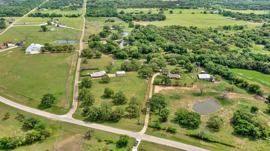 Single Family Residence For Sale in Hill County , 112 Hcr 2117, Whitney, Texas 76692, 3 Bedroom, 2 Bathroom, 3 Garage spaces, 2,680 Sqft, built in 1980, Preowned, mls#20892976, Real Estate Agent in Whitney, Homes For Sale in Hill county, Homes For Sale in Whitney, Realtor in Whitney Texas, Real Estate Brokerage Independent Realty Texas, Luminita Cordes Realtor