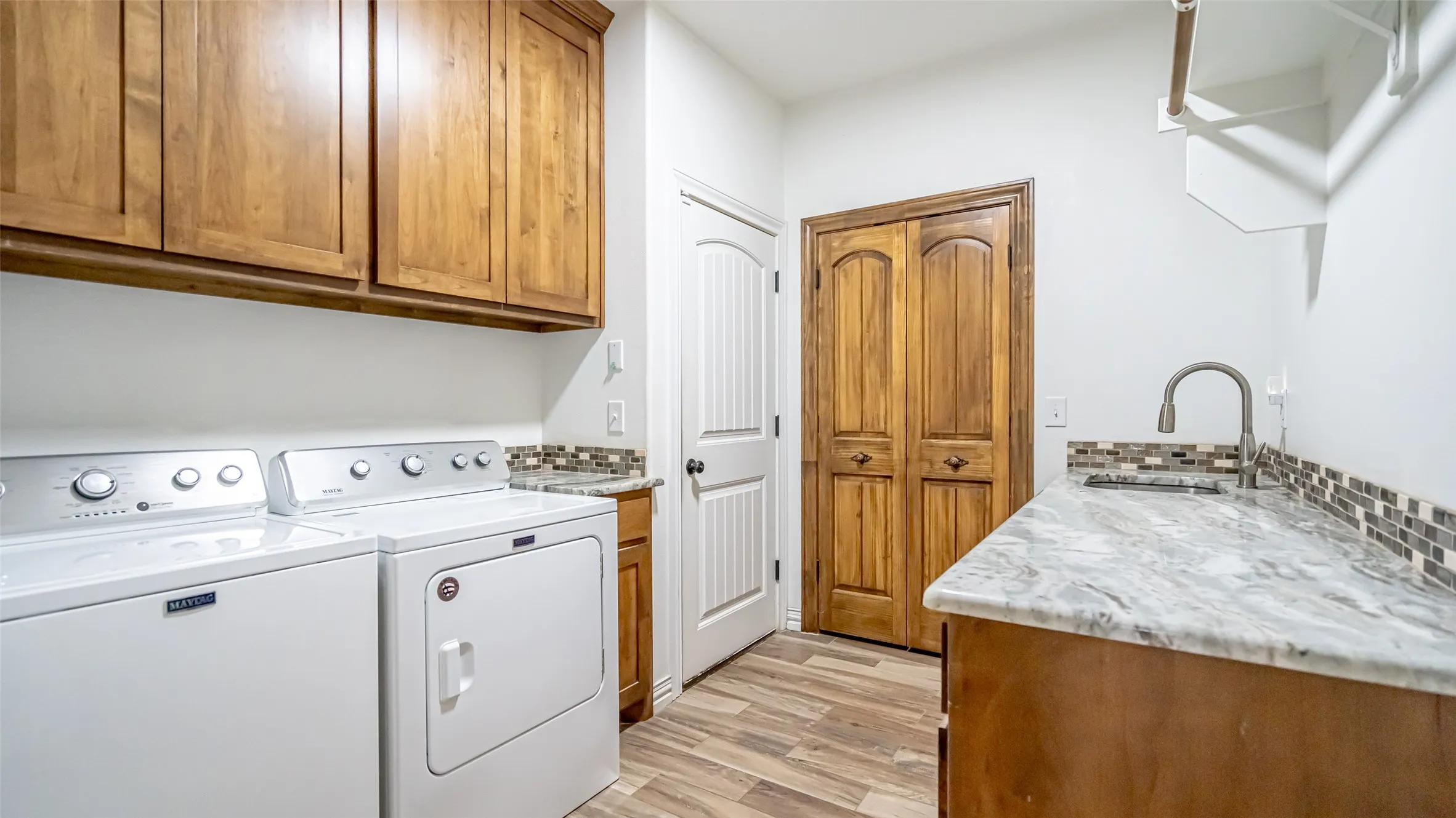 Single Family Residence For Sale in Parker County , 114 Woodlot Lane, Azle, Texas 76020, 5 Bedroom, 4 Bathroom, 3 Garage spaces, 3,160 Sqft, built in 2015, mls#20879151, Real Estate Agent in Azle, Homes For Sale in Parker county, Homes For Sale in Azle, Realtor in Azle Texas, Real Estate Brokerage Independent Realty Texas, Luminita Cordes Realtor