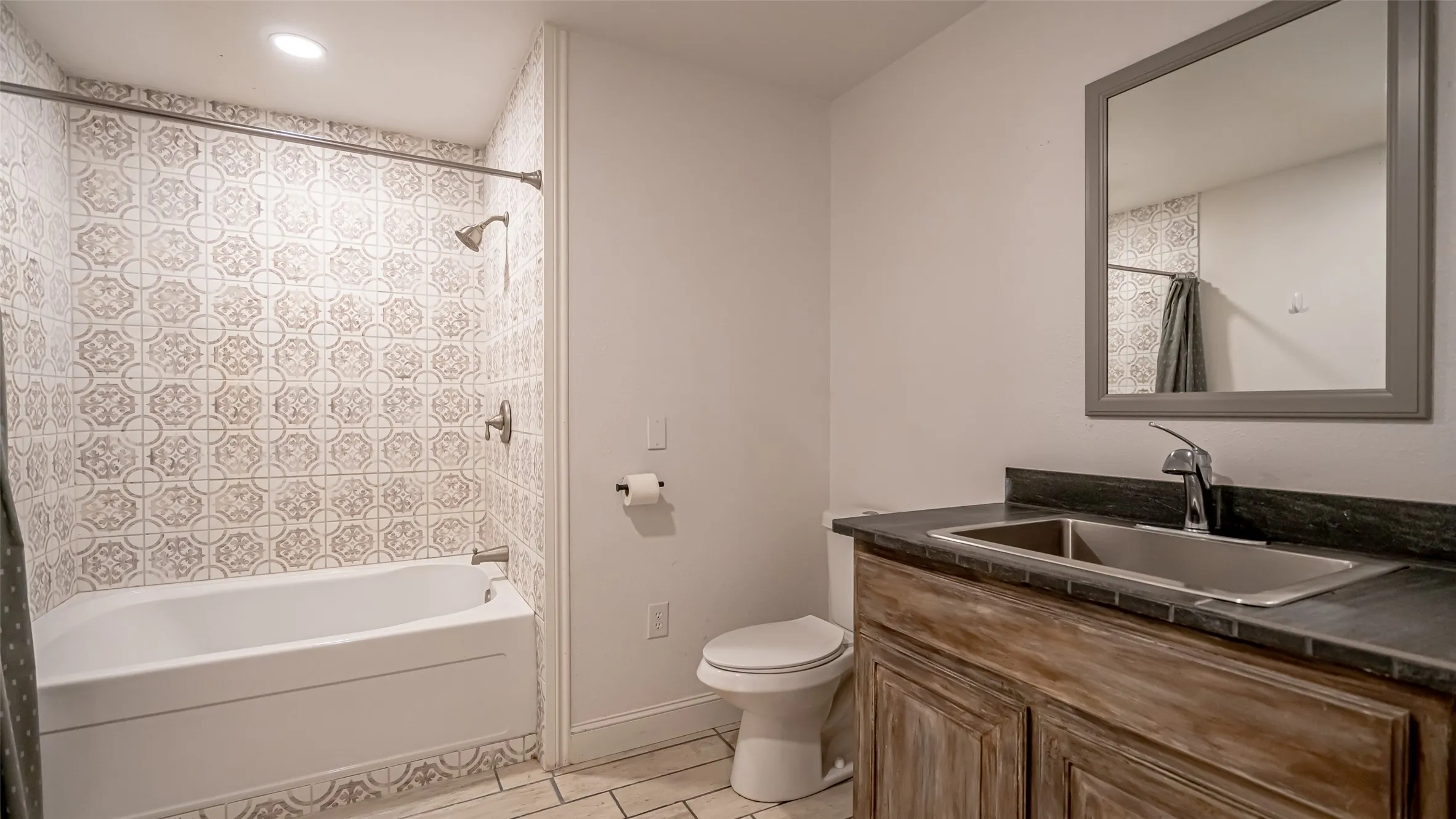 Single Family Residence For Sale in Parker County , 114 Woodlot Lane, Azle, Texas 76020, 5 Bedroom, 4 Bathroom, 3 Garage spaces, 3,160 Sqft, built in 2015, mls#20879151, Real Estate Agent in Azle, Homes For Sale in Parker county, Homes For Sale in Azle, Realtor in Azle Texas, Real Estate Brokerage Independent Realty Texas, Luminita Cordes Realtor