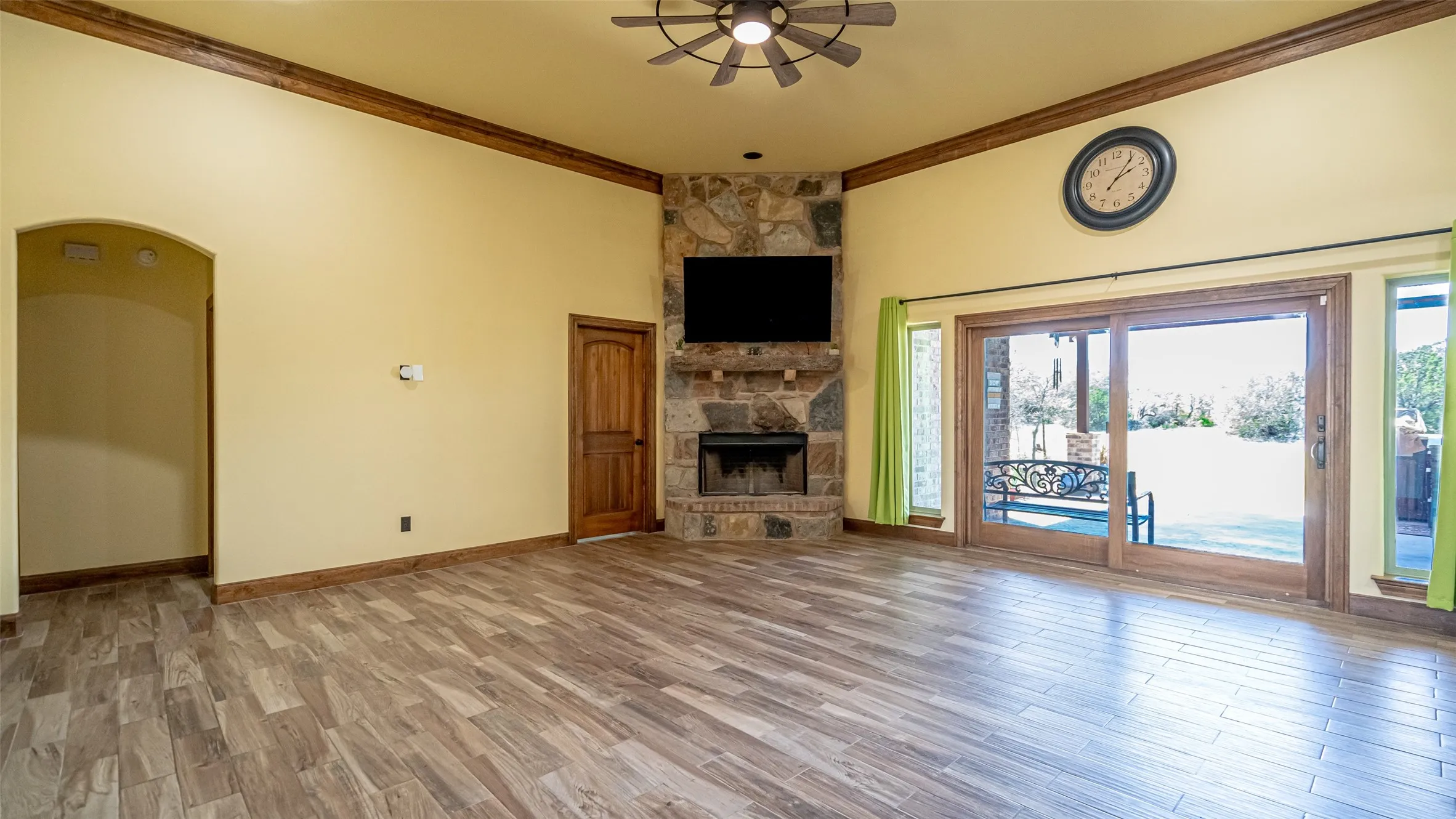 Single Family Residence For Sale in Parker County , 114 Woodlot Lane, Azle, Texas 76020, 5 Bedroom, 4 Bathroom, 3 Garage spaces, 3,160 Sqft, built in 2015, mls#20879151, Real Estate Agent in Azle, Homes For Sale in Parker county, Homes For Sale in Azle, Realtor in Azle Texas, Real Estate Brokerage Independent Realty Texas, Luminita Cordes Realtor