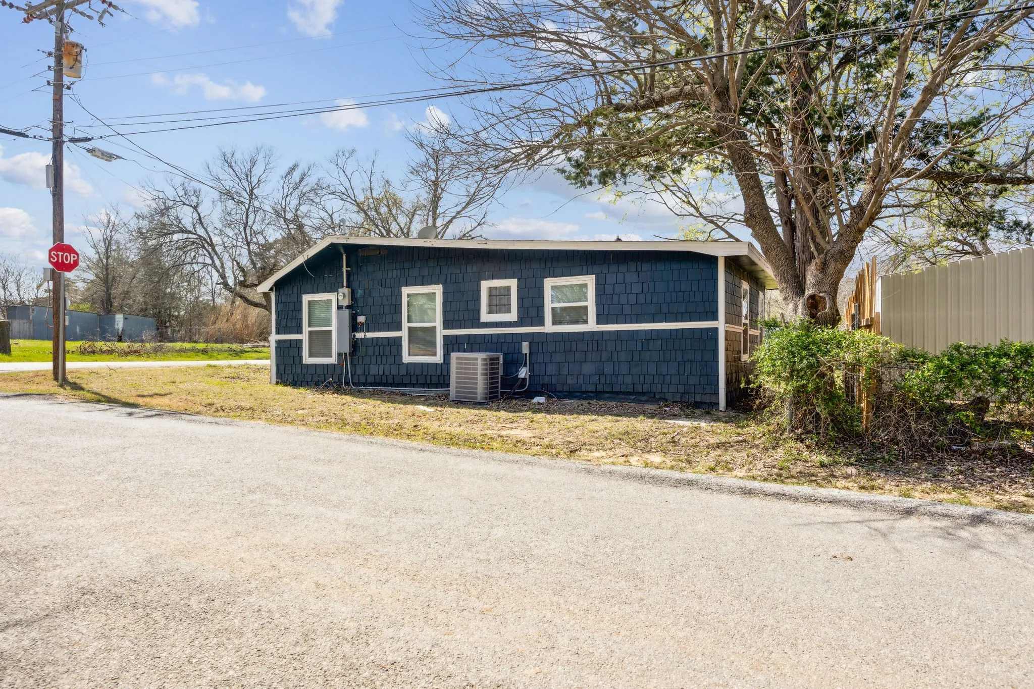 Single Family Residence For Sale in Grayson County , 229 Sherman Drive, Pottsboro, Texas 75076, 4 Bedroom, 2 Bathroom, 2 Garage spaces, 1,674 Sqft, built in 1960, mls#20894481, Real Estate Agent in Pottsboro, Homes For Sale in Grayson county, Homes For Sale in Pottsboro, Realtor in Pottsboro Texas, Real Estate Brokerage Independent Realty Texas, Luminita Cordes Realtor